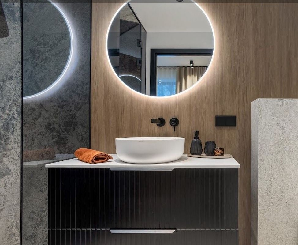 Накладная раковина Xonyx™ Neo C в современной ванной комнате роскошной виллы