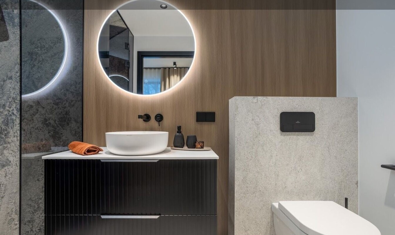 Xonyx™ Neo C pastatoma praustuvė moderniame prabangios vilos vonios kambaryje