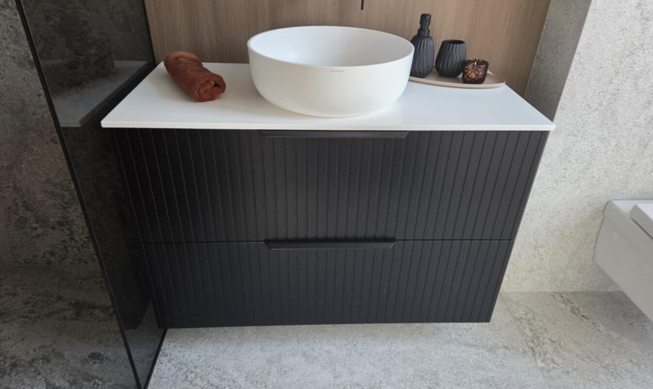 Xonyx™ Neo C letipealne valamud modernses luksuslikus vannitoas, minimalistlik disain ja kvaliteetne viimistlus