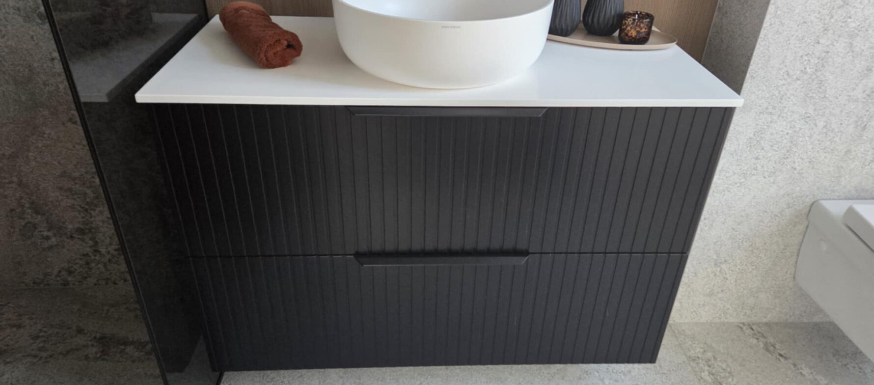 Xonyx™ Neo C pastatoma praustuvė moderniame prabangios vilos vonios kambaryje