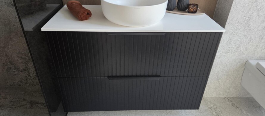 Xonyx™ Neo C pastatoma praustuvė moderniame prabangios vilos vonios kambaryje