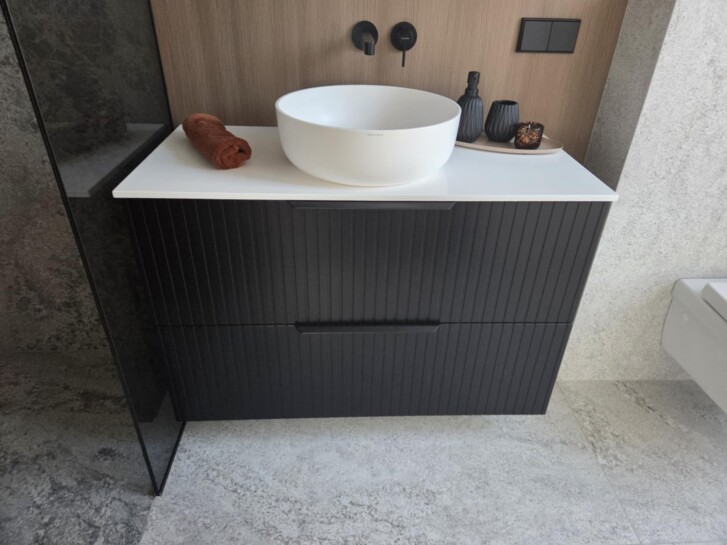 Xonyx™ Neo C letipealne valamud modernses luksuslikus vannitoas, minimalistlik disain ja kvaliteetne viimistlus