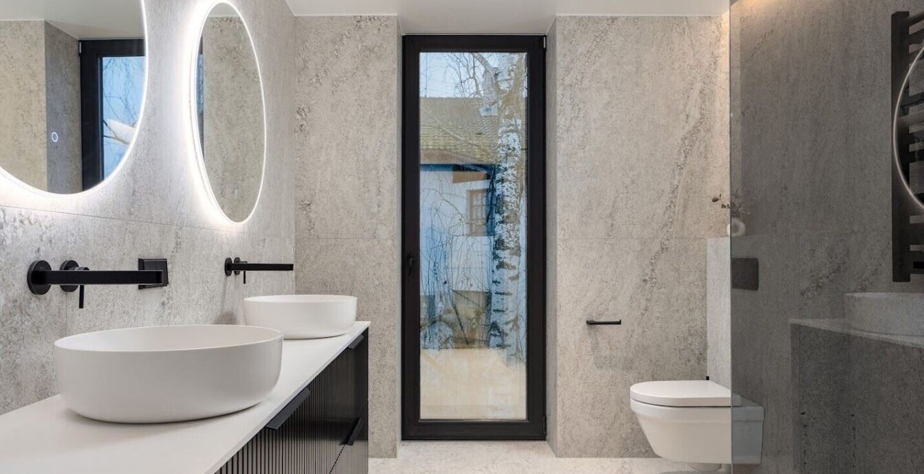 Xonyx™ Neo C letipealsed valamud modernses luksuslikus vannitoas, minimalistlik disain ja kvaliteetne viimistlus