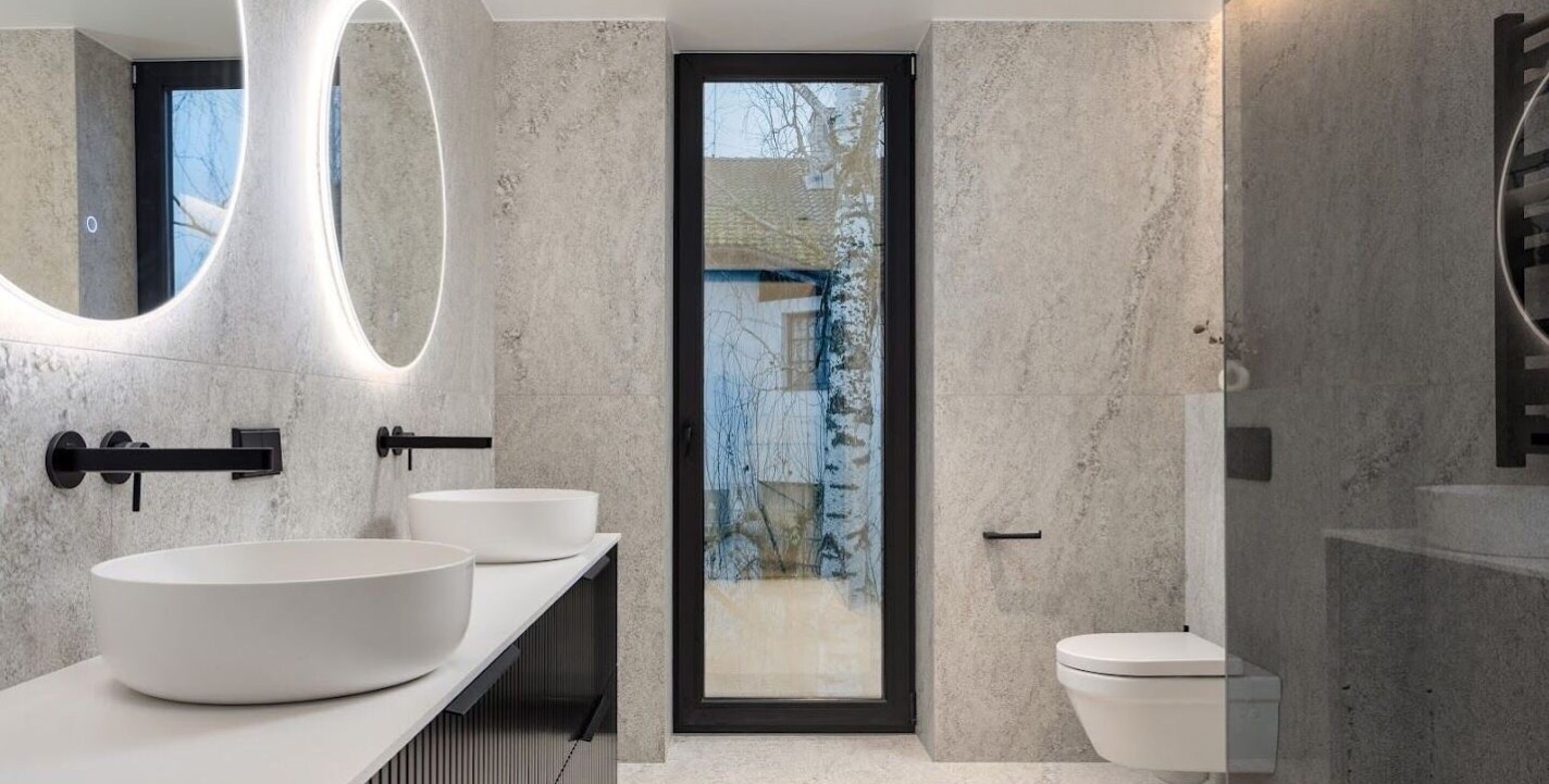 Xonyx™ Neo C letipealsed valamud modernses luksuslikus vannitoas, minimalistlik disain ja kvaliteetne viimistlus