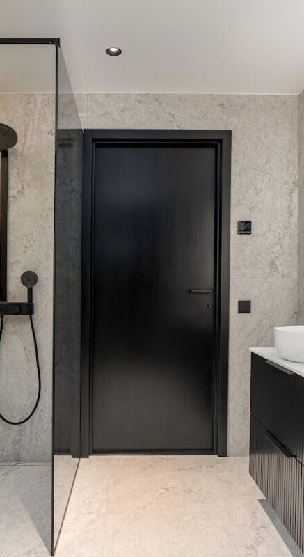 Xonyx™ Neo C virsapmetuma izlietne modernā luksusa villas vannasistabā