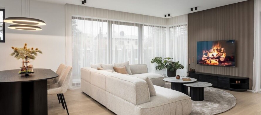 Gaiša un plaša viesistaba jaunuzceltā villā Tartu