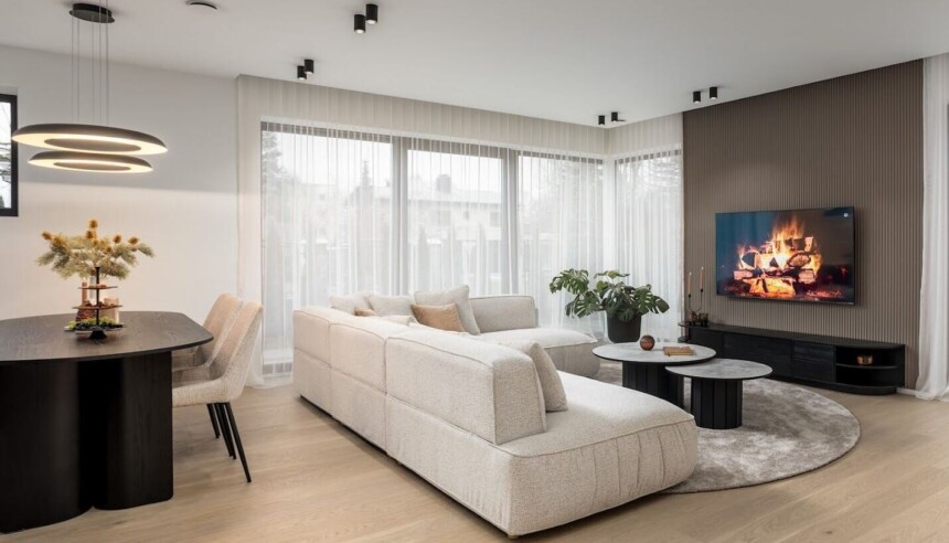 Kaasaegse eramaja avar ja valgusküllane elutuba suurte akendega