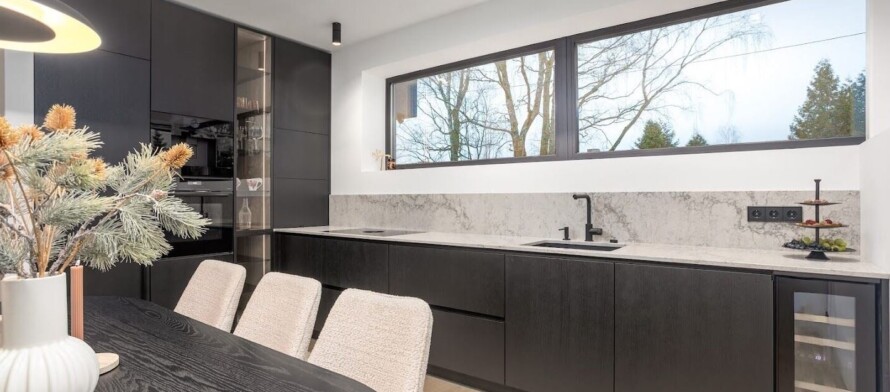Mūsdienīga virtuve jaunā luksusa villā ar kvalitatīvu apdari