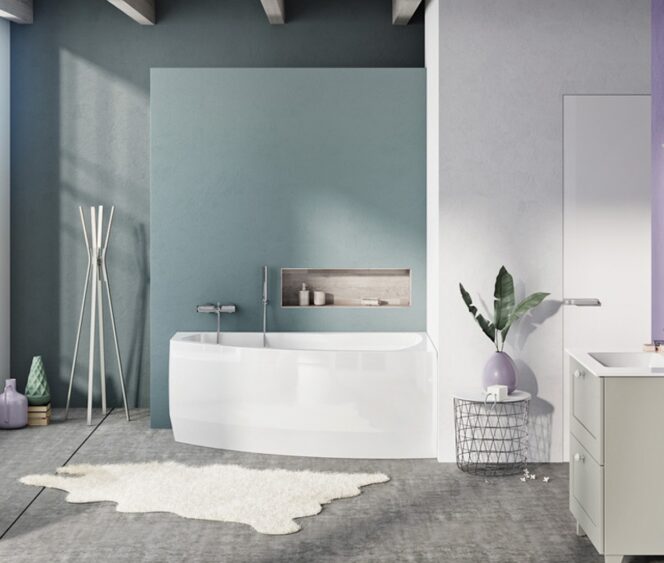 Heledas ja modernses vannitoas on valge Rhea akrüülvann, mille kõrval paiknevad valamu, peegel, lillakas sein ja suured aknad.