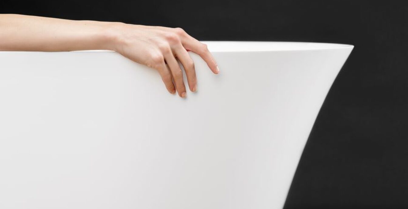 Valge Xonyx™ kivimassist vann modernses vannitoas