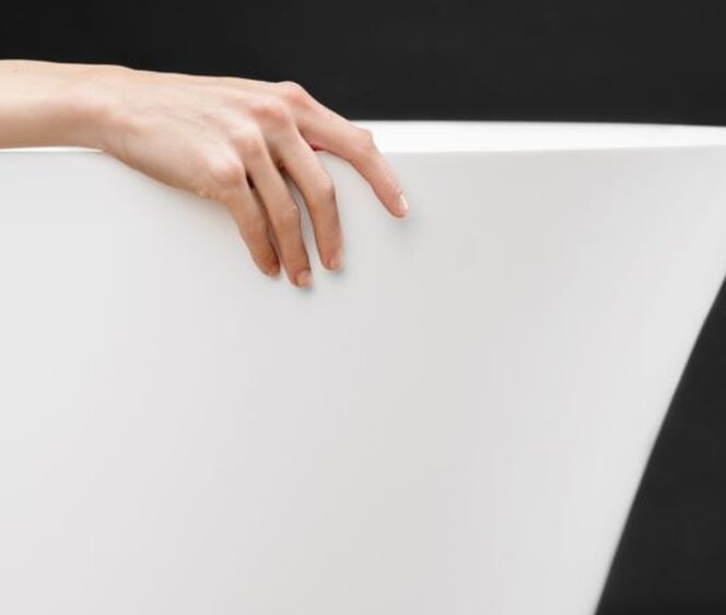 Valge Xonyx™ kivimassist vann modernses vannitoas