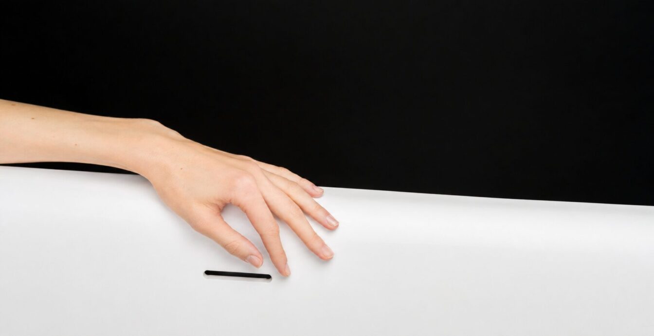 Naise käsi puudutamas valget Xonyx™ solid surface materjali.