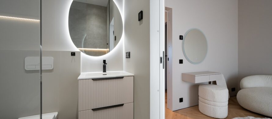 Hele Balteco Forma Stripe valamukapp ja lettvalamu modernses vannitoas