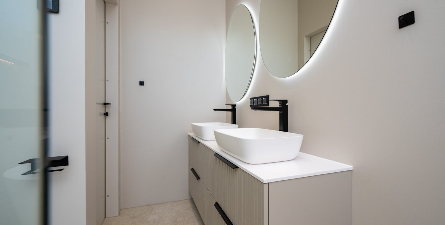 Balteco Forma Stripe vannitoamööbel kahe Neo R Xonyx™ solid surface letipealse valamuga