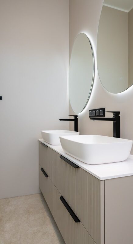 Balteco Forma Stripe vannitoamööbel kahe Neo R Xonyx™ solid surface letipealse valamuga