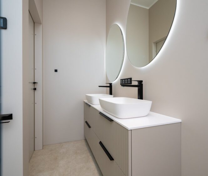 Balteco Forma Stripe vannitoamööbel kahe Neo R Xonyx™ solid surface letipealse valamuga